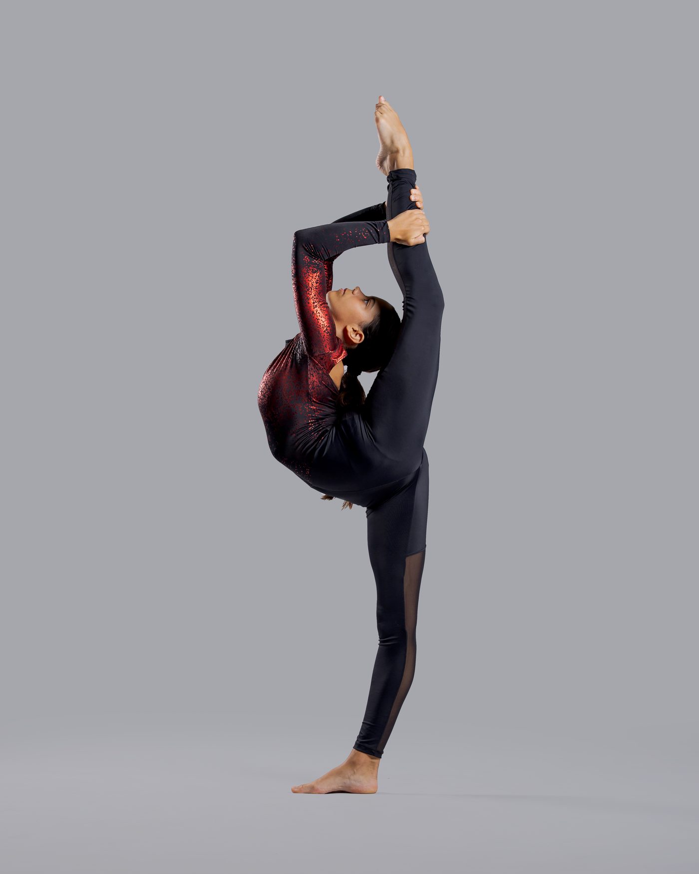 Alumna de Dance Connection en pose de flexibilidad